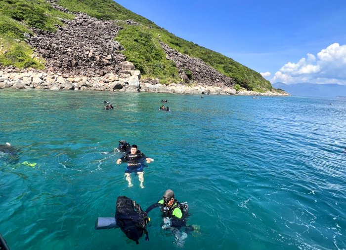 Du khách trải nghiệm dịch vụ lặn biển ngắm san hô trên vịnh Nha Trang.